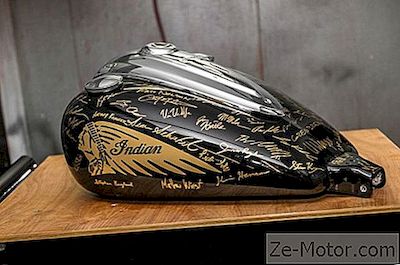 Subasta De Caridad Con Tanques Autografiados De Indian Motorcycles