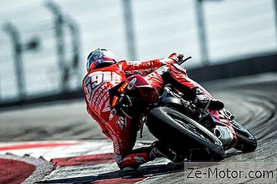 Nicky Hayden Testet Ducati Superbike 2021